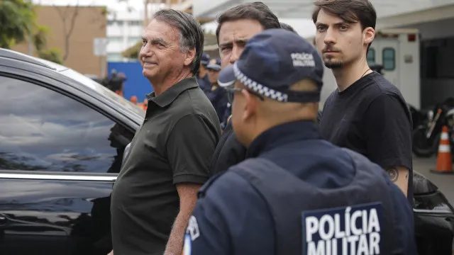 Apreensão de arma de Jair Bolsonaro em blitz no DF gera repercussão