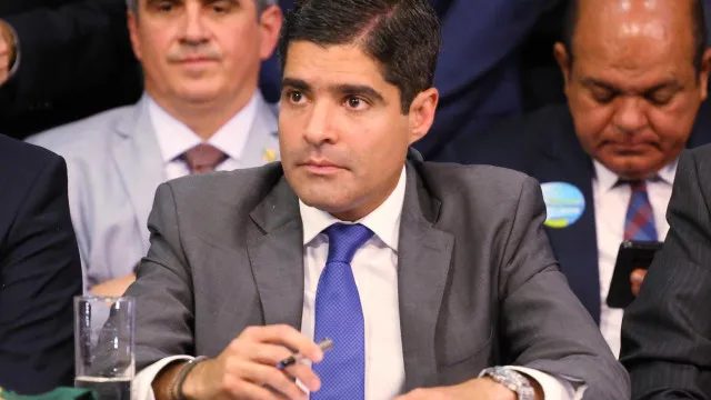 Avião de ACM Neto realiza pouso de emergência na Bahia devido a falha técnica