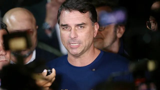 Flávio Bolsonaro enfrenta desafios na escolha de vice para a campanha