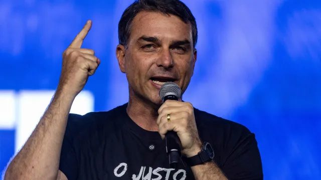 Rejeição a Flávio Bolsonaro atinge 56% entre pré-candidatos à Presidência
