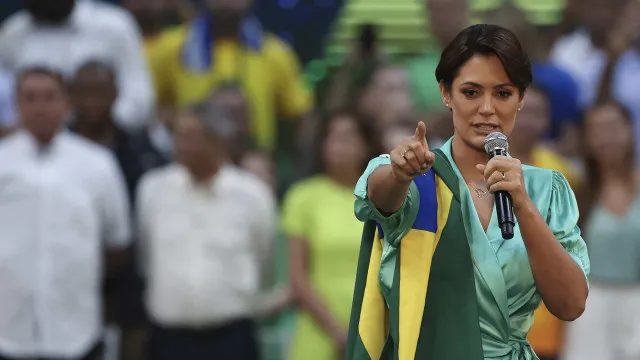Michelle Bolsonaro define exigências para se unir à campanha de Flávio