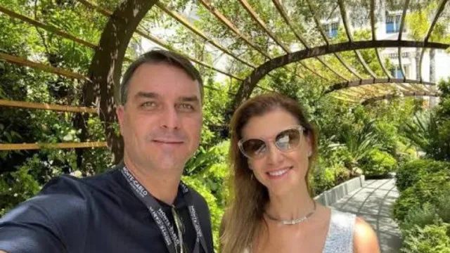 Mulher de Flávio Bolsonaro defende o marido após Michelle dizer que ele a desrespeitou