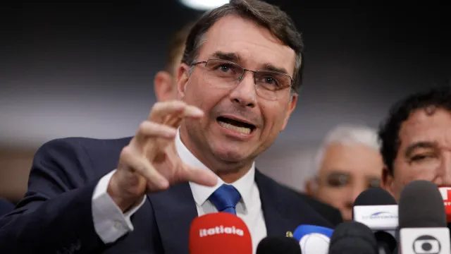 Flávio Bolsonaro processa Lula no STF por declaração sobre traidores