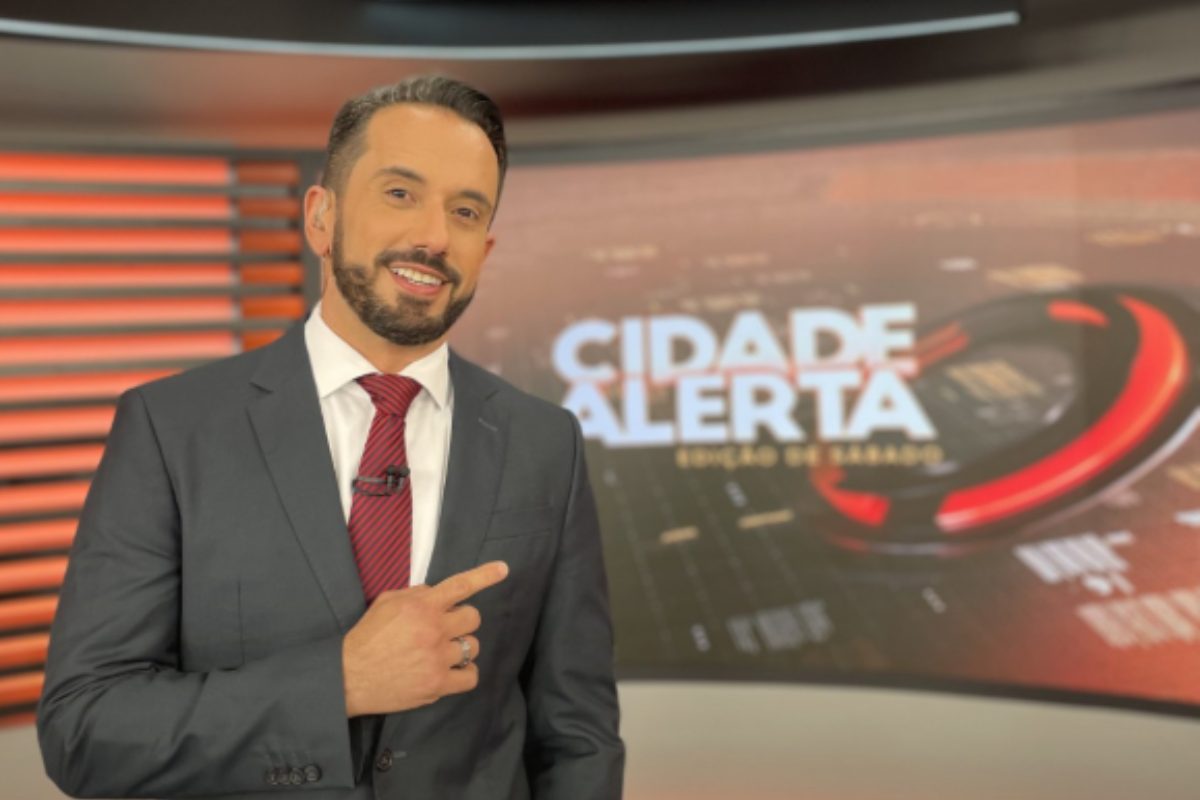 Repórter Dionísio Freitas enfrenta queda durante reportagem ao vivo