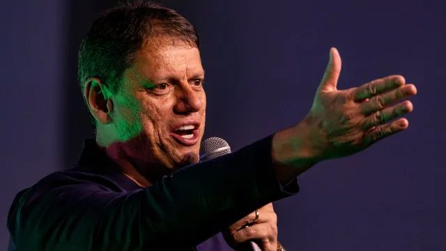 Tarcísio de Freitas critica condenação de Eduardo Bolsonaro como injusta
