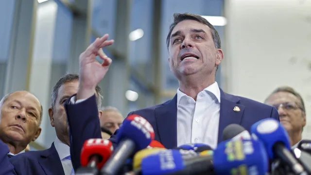 TSE prorroga decisão sobre censura de pesquisa que afeta Flávio Bolsonaro