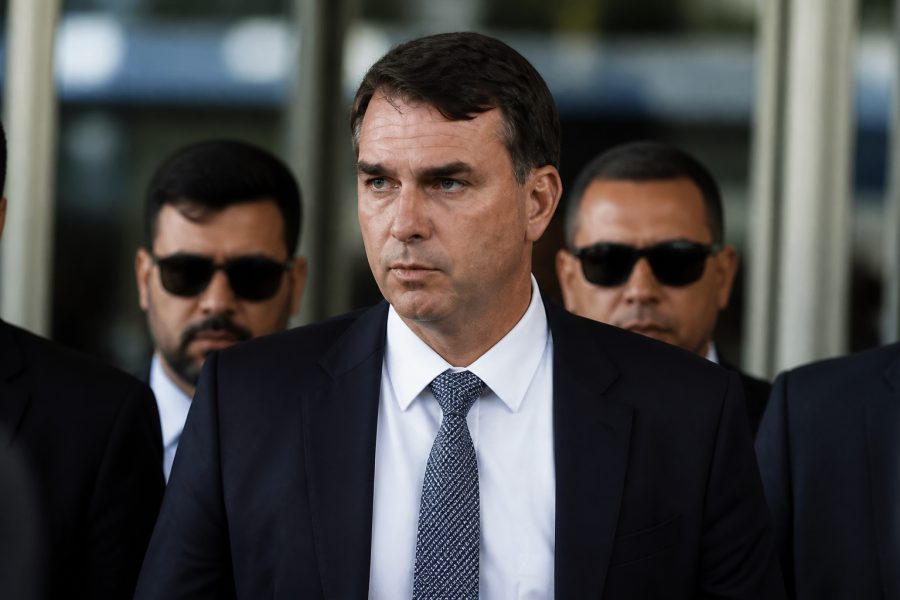 Flávio Bolsonaro busca reverter proibição de visitas na Justiça