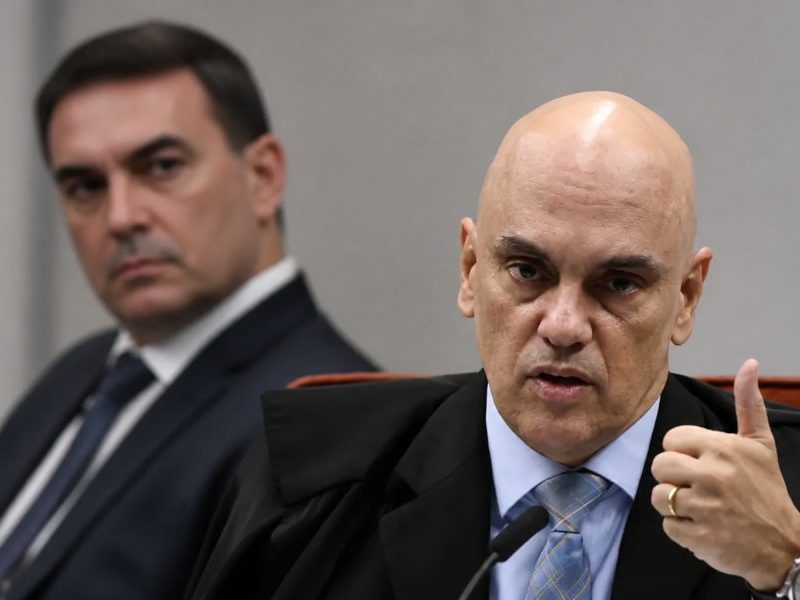 Moraes proíbe visitas de Flávio Bolsonaro a seu pai por 90 dias