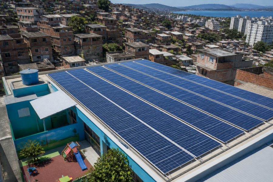 Usina solar em comunidade de Niterói gera energia para 19 creches